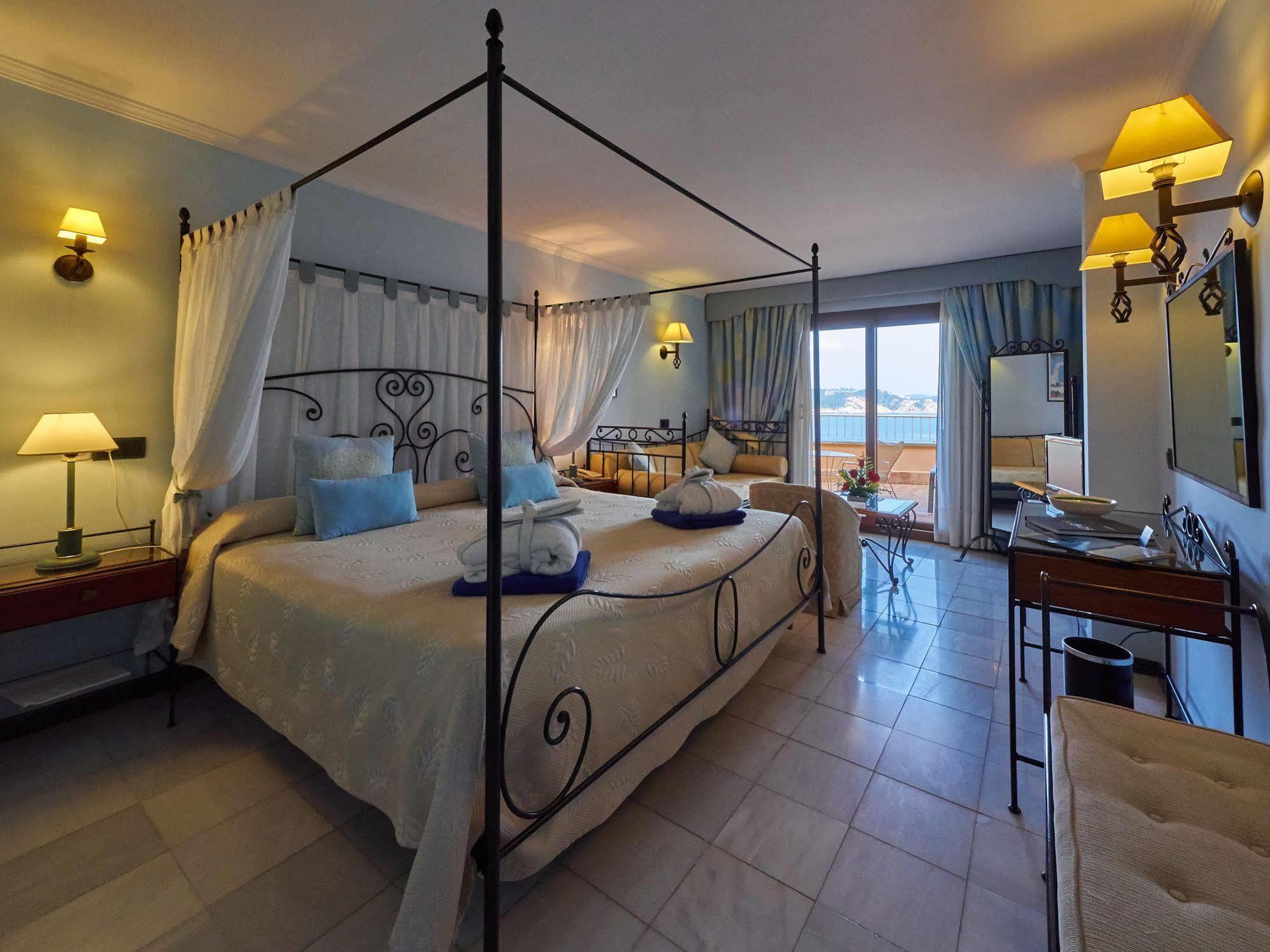 Petit Cala Fornells Hotell
